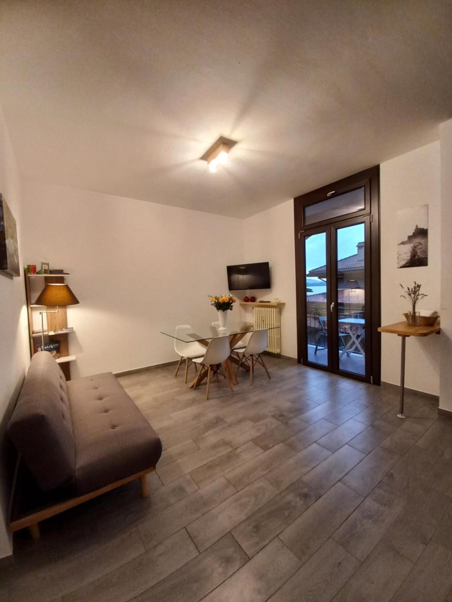 Appartamento Miralago Con Giardino Sul Lago Gavirate Exterior photo